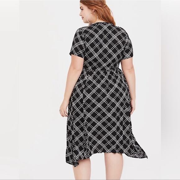 Torrid Black White Plaid Button Front Midi Challis Dress Pockets 1X Sharkbite - Picture 3 of 15